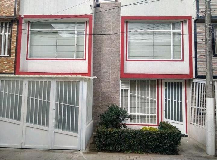 Alojamiento "Como En Casa" Cerca Al Aeropuerto!! Bogota Bagian luar foto